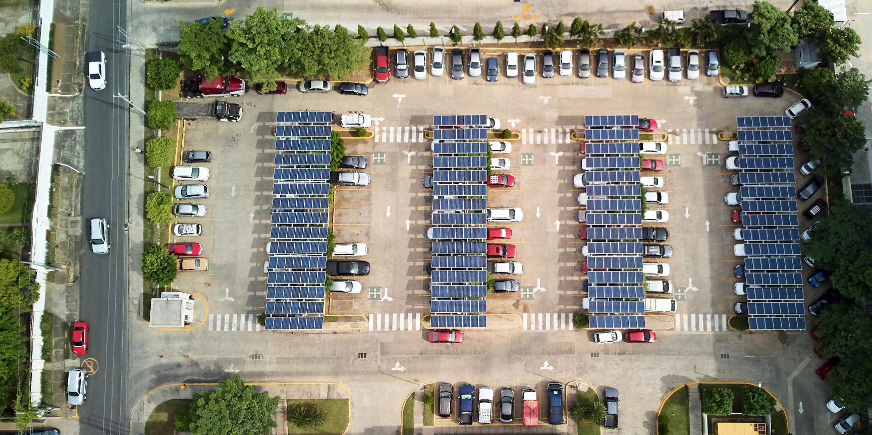 Vergrösserte Ansicht: Parkplatz mit Solardächern